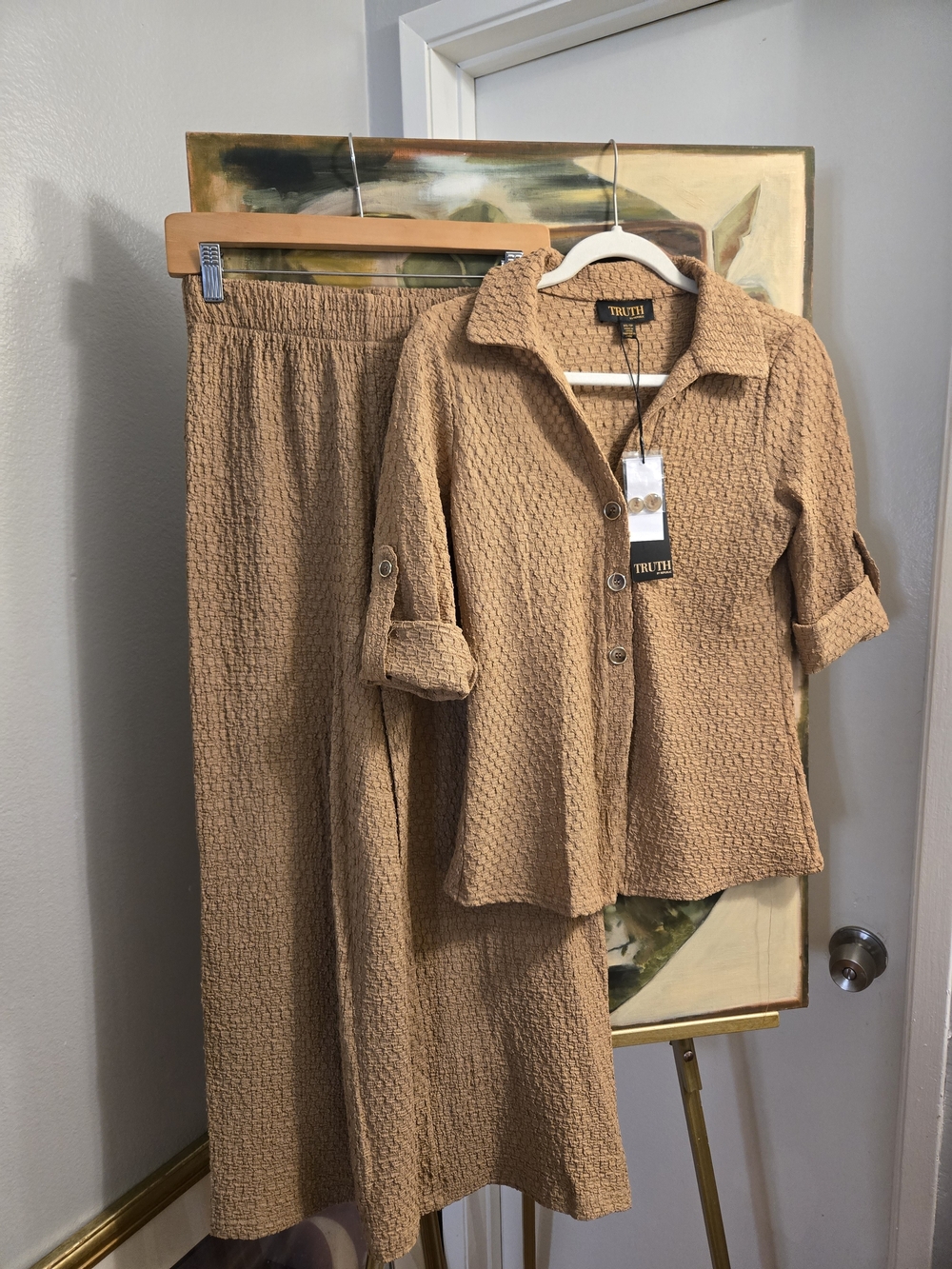 TRUTH by Republic 2pc Set Of Camel Set Size XS Textured Short Sleeve Button Top